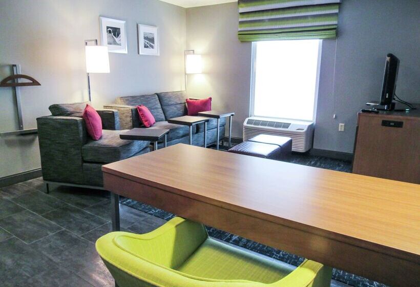 Отель Hampton Inn & Suites Newtown