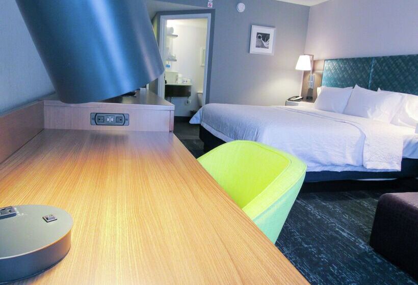 Отель Hampton Inn & Suites Newtown
