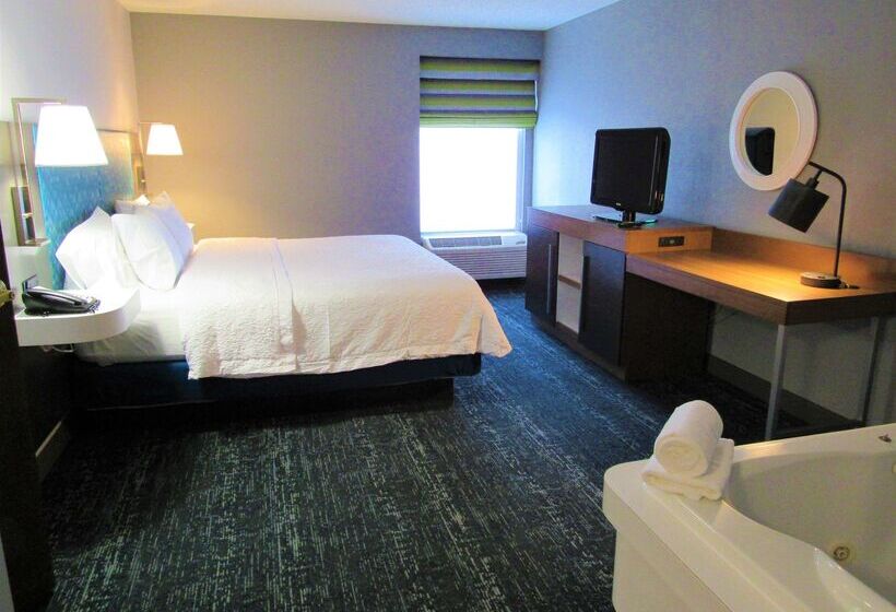 Отель Hampton Inn & Suites Newtown