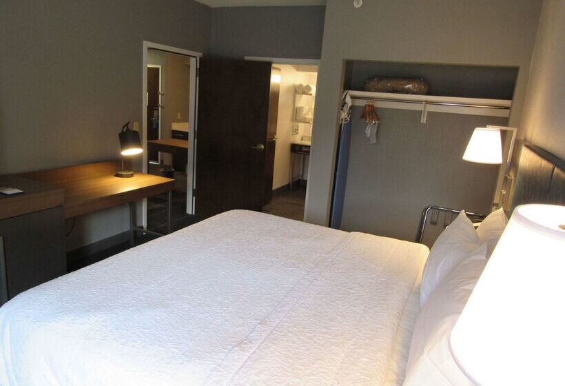 Отель Hampton Inn & Suites Newtown