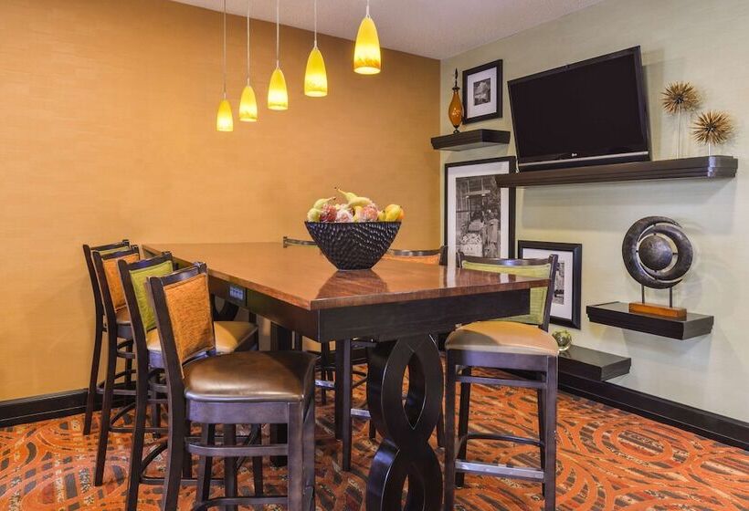 هتل Hampton Inn Elkhart In