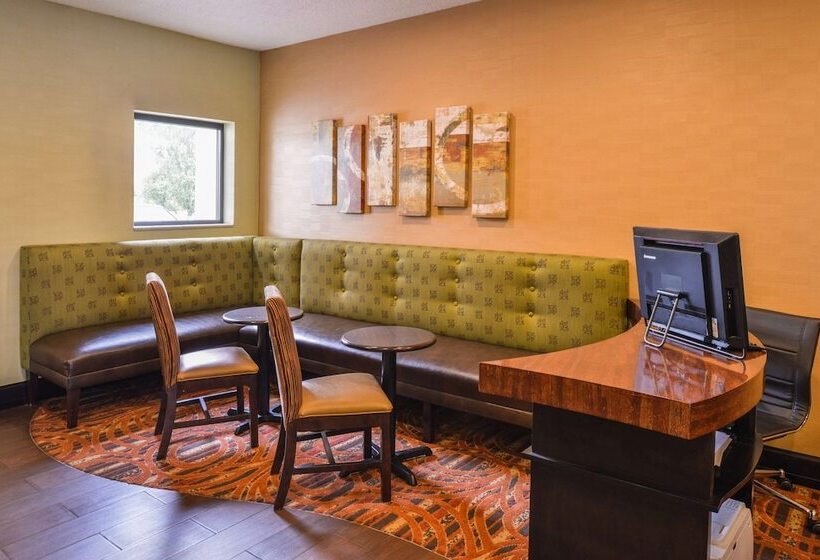 هتل Hampton Inn Elkhart In