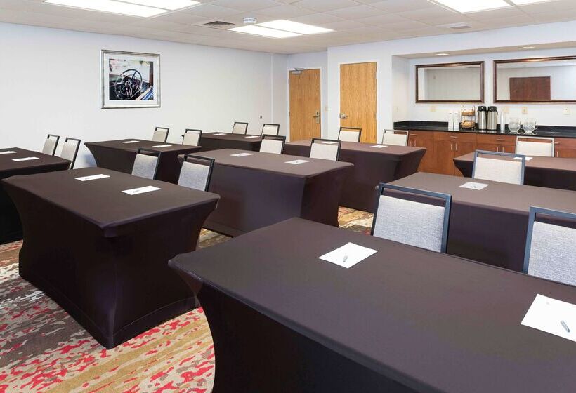 هتل Hampton Inn Grand Rapids North