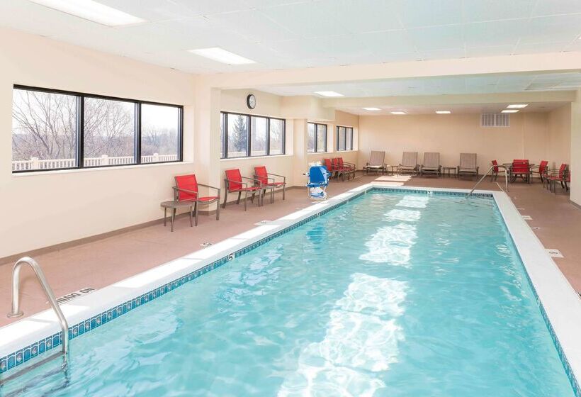 هتل Hampton Inn Grand Rapids North
