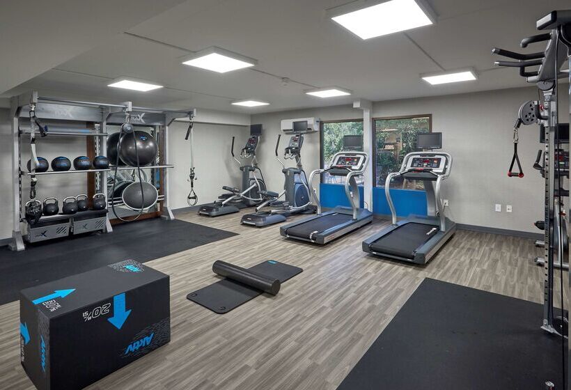 هتل Hampton Inn By Hilton Harrisburg West