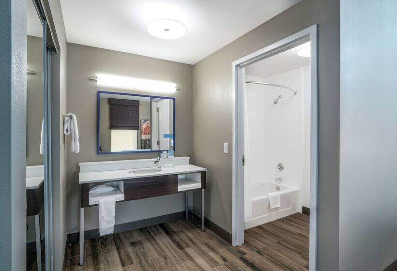 هتل Hampton Inn Madison Huntsville Airport