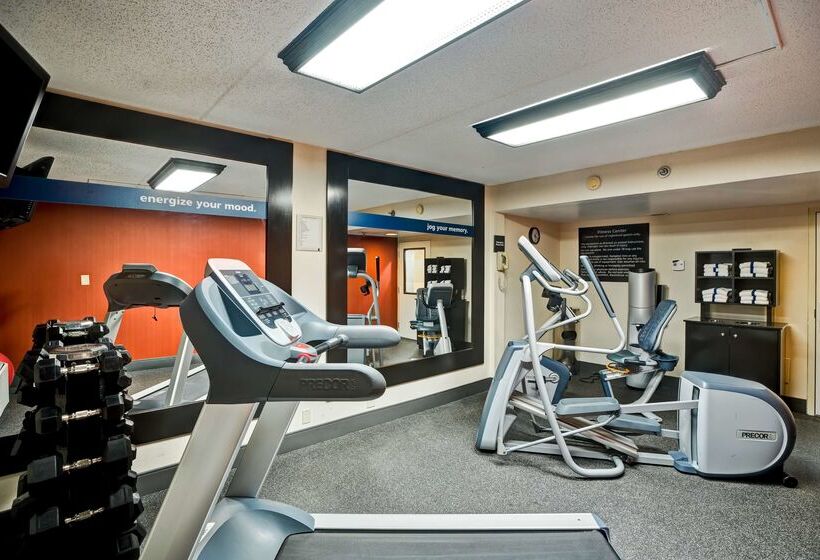 هتل Hampton Inn Norfolk Naval Base