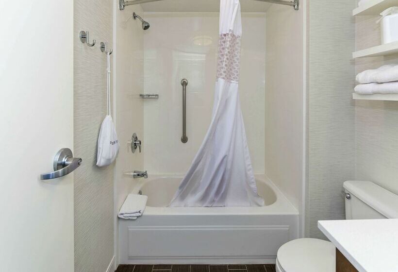 هتل Hampton Inn Norfolk Naval Base