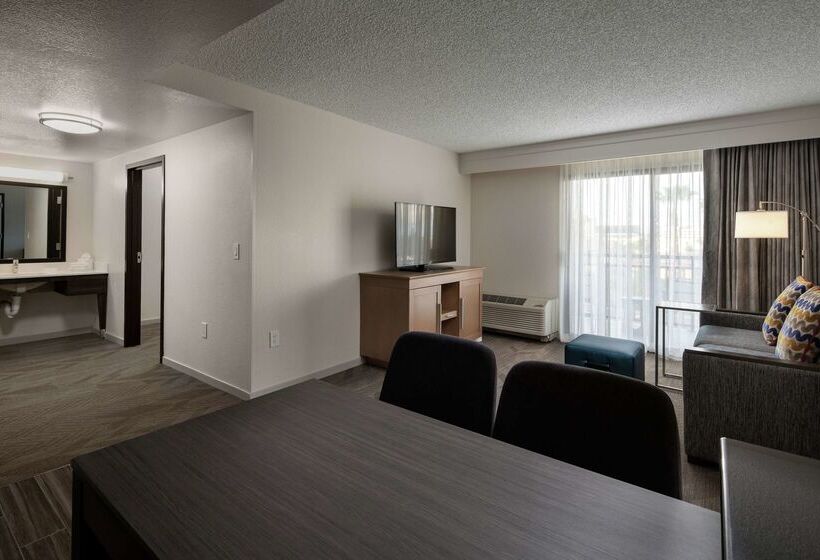 هتل Hampton Inn & Suites Anaheim Garden Grove