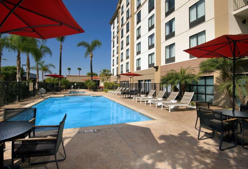 هتل Hampton Inn & Suites Anaheim Garden Grove