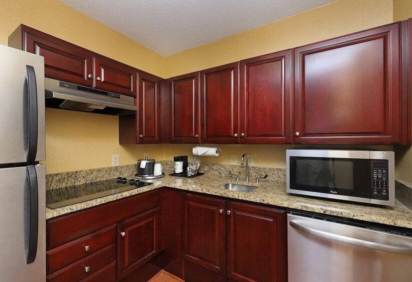 هتل Hampton Inn & Suites Charlottesvilleat The University