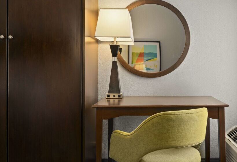 فندق Hampton Inn & Suites Newport News