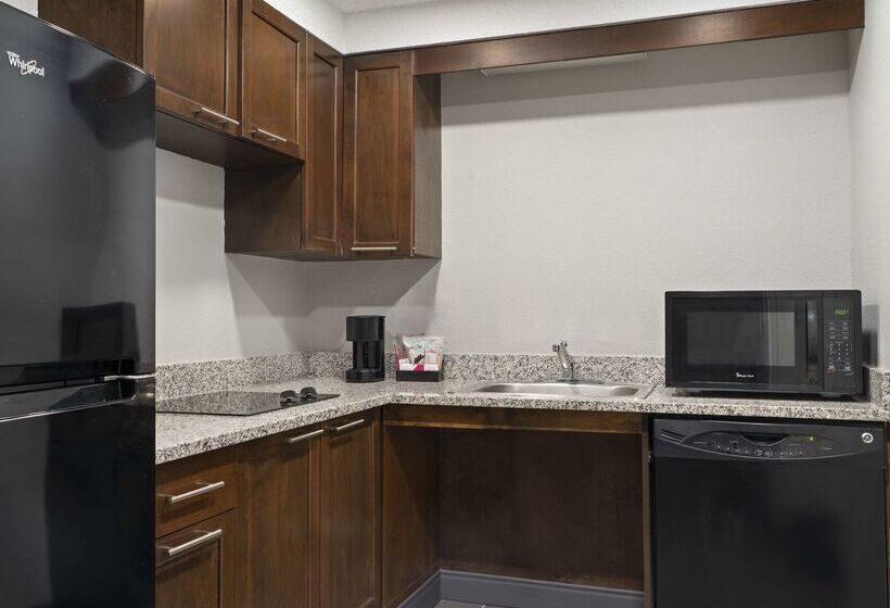 هتل Hampton Inn & Suites Newport News