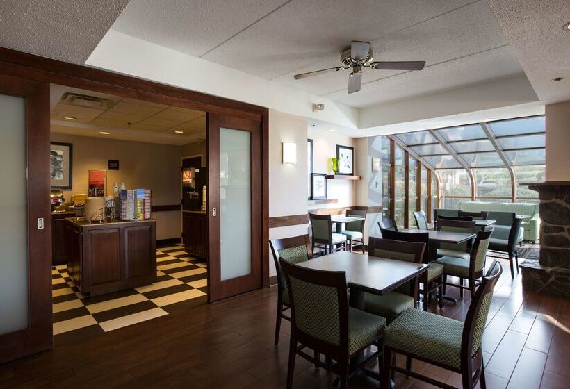 هتل Hampton Inn West Springfield