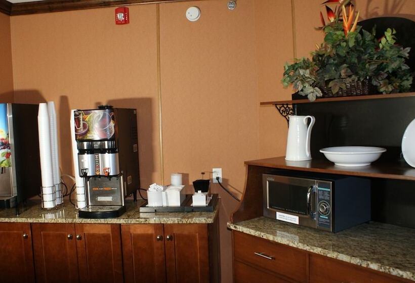 فندق Home Town Inn & Suites