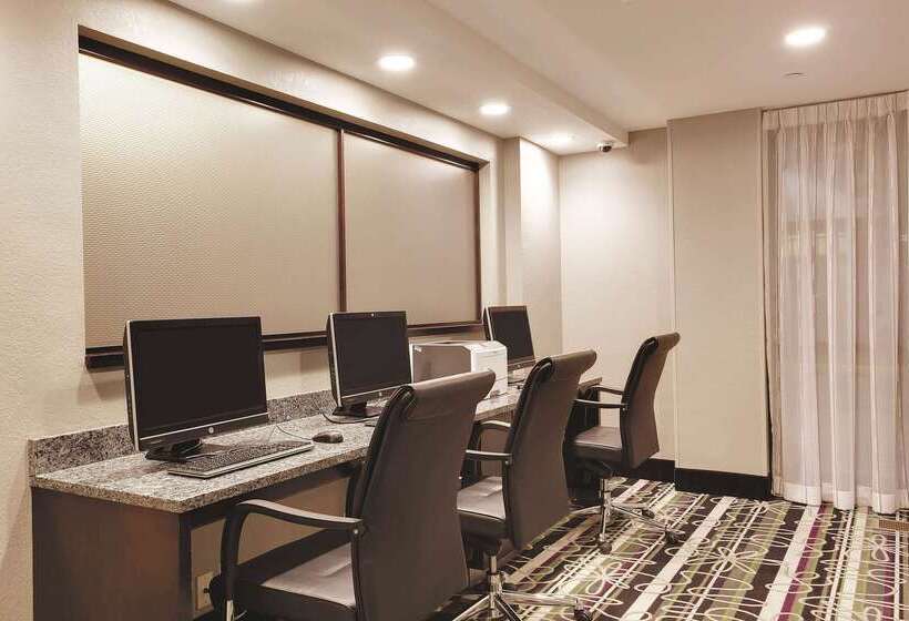 هتل La Quinta Inn & Suites By Wyndham Detroit Metro Airport