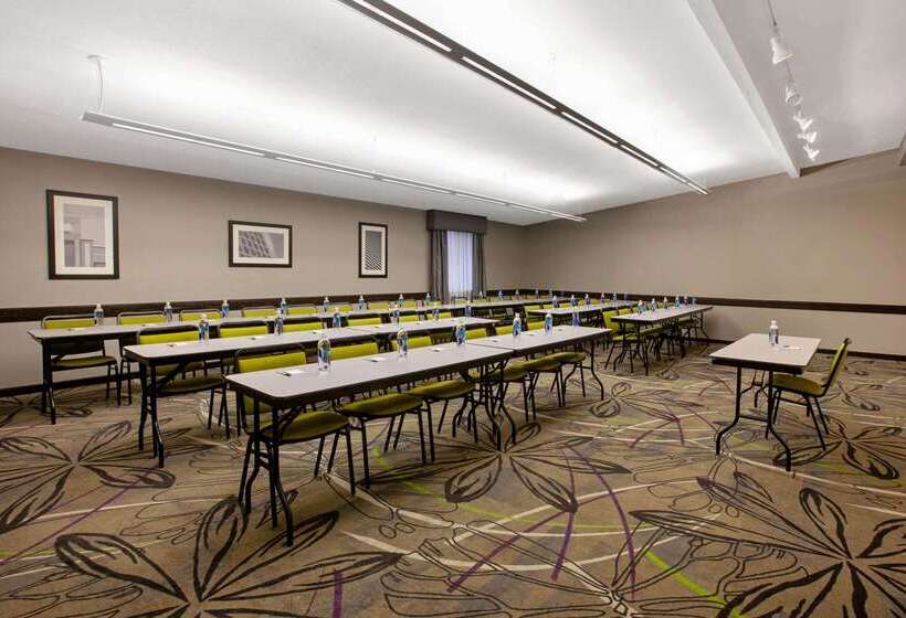 هتل La Quinta Inn & Suites By Wyndham Detroit Metro Airport