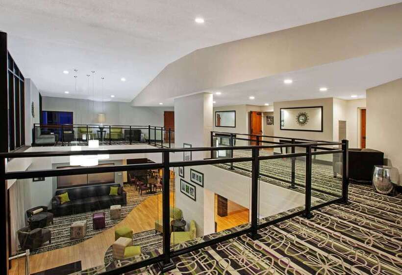 هتل La Quinta Inn & Suites By Wyndham Detroit Metro Airport