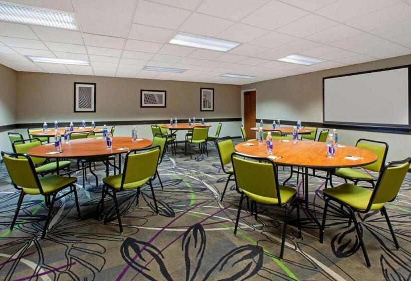 هتل La Quinta Inn & Suites By Wyndham Detroit Metro Airport