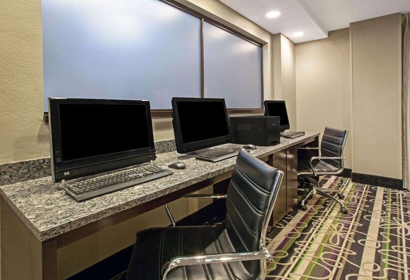 هتل La Quinta Inn & Suites By Wyndham Detroit Metro Airport