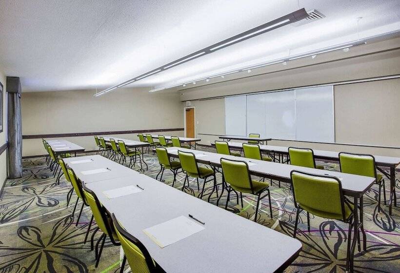 هتل La Quinta Inn & Suites By Wyndham Detroit Metro Airport