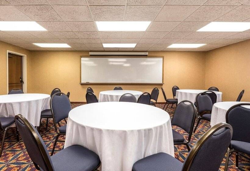 בית מלון כפרי Quality Inn Auburn Hills Detroit North