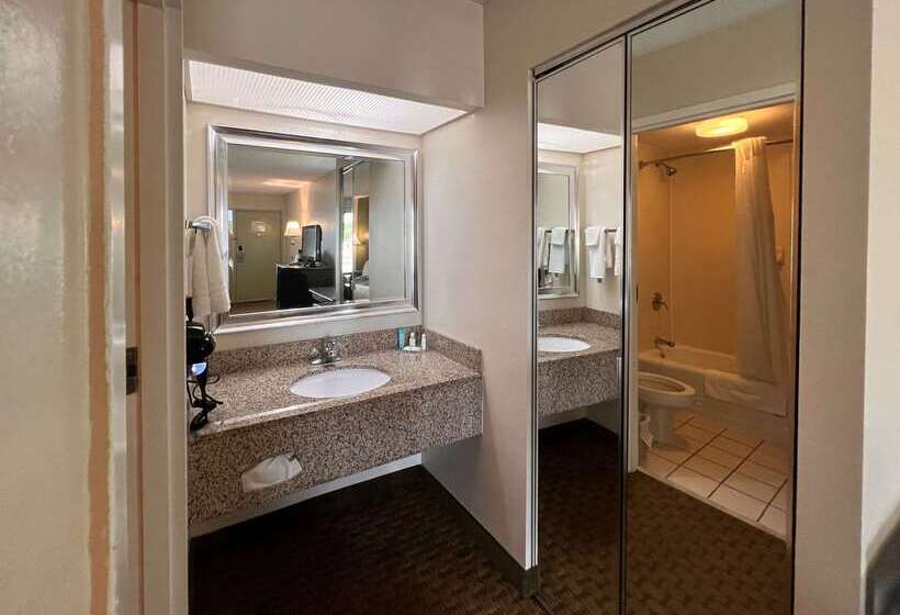 هتل Quality Inn