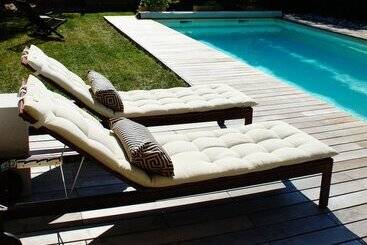 تختخواب و صبحانه La Maison Verte