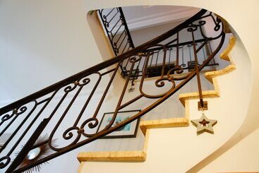 تختخواب و صبحانه La Maison Verte