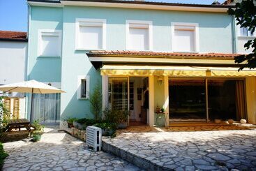 تختخواب و صبحانه La Maison Verte