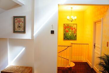 تختخواب و صبحانه La Maison Verte