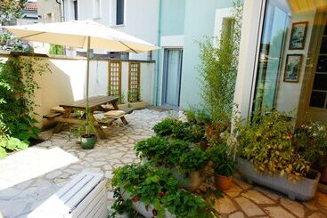 تختخواب و صبحانه La Maison Verte