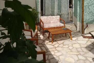 تختخواب و صبحانه La Maison Verte