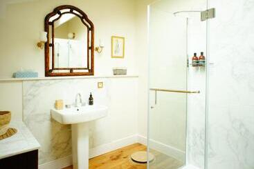 تختخواب و صبحانه La Maison Verte