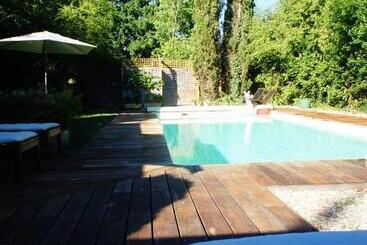 تختخواب و صبحانه La Maison Verte