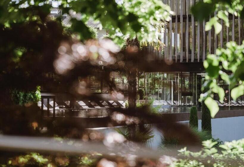 Отель Lindenhof Pure Luxury & Spa Dolcevita Resort