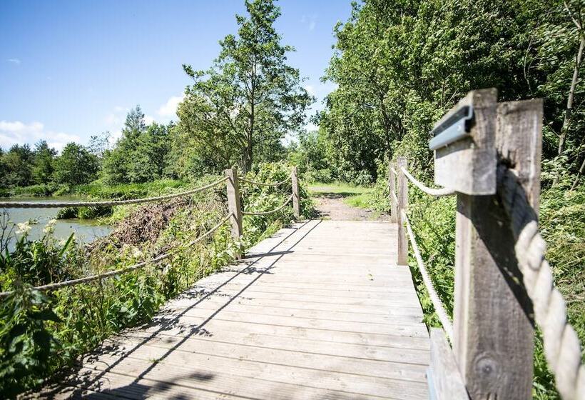 Felmoor Lodge   Sleeps 4, Hot Tub & Parking