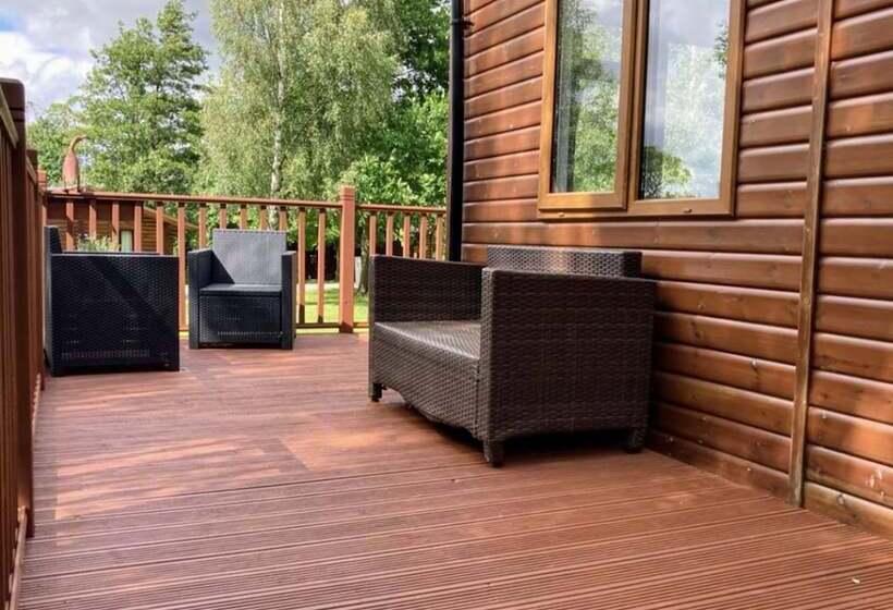 Felmoor Lodge   Sleeps 4, Hot Tub & Parking