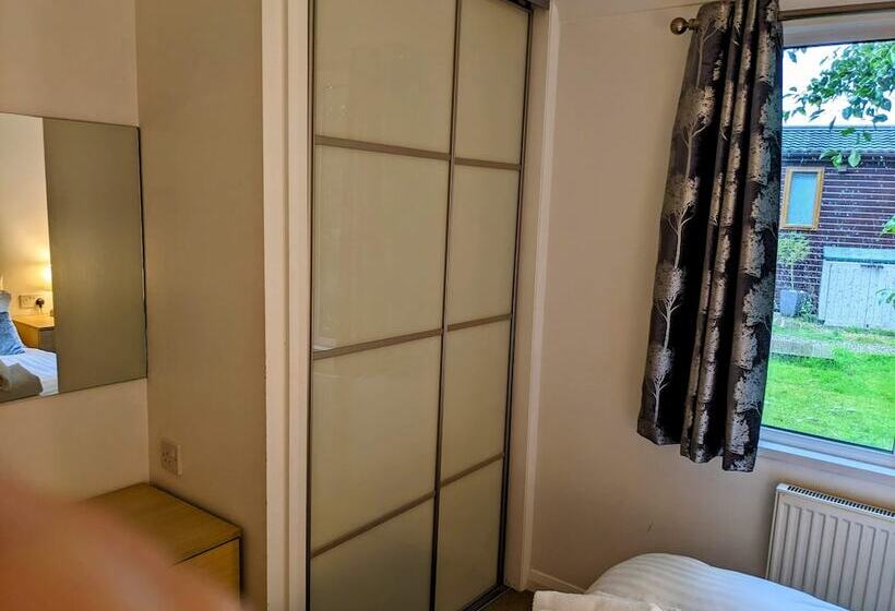 Felmoor Lodge   Sleeps 4, Hot Tub & Parking