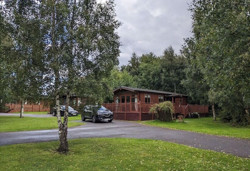 Felmoor Lodge   Sleeps 4, Hot Tub & Parking