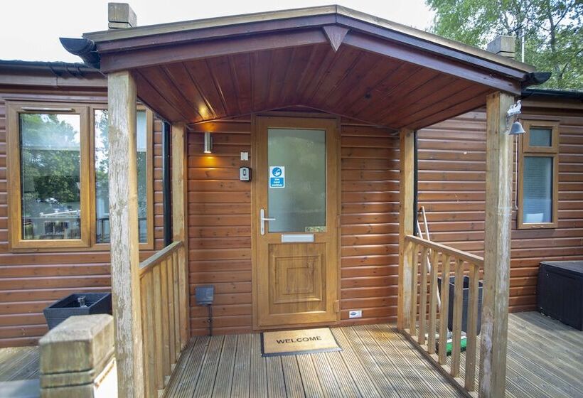 Felmoor Lodge   Sleeps 4, Hot Tub & Parking