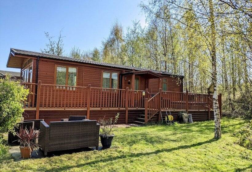 Felmoor Lodge   Sleeps 4, Hot Tub & Parking