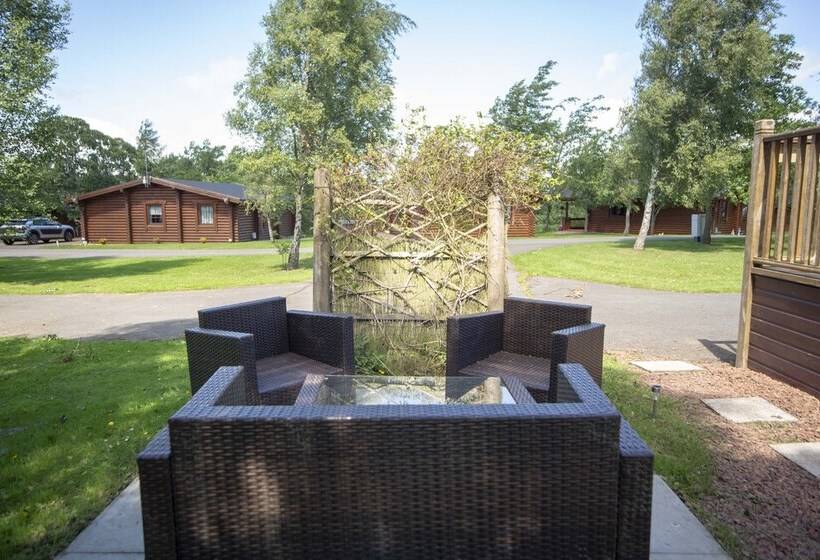 Felmoor Lodge   Sleeps 4, Hot Tub & Parking