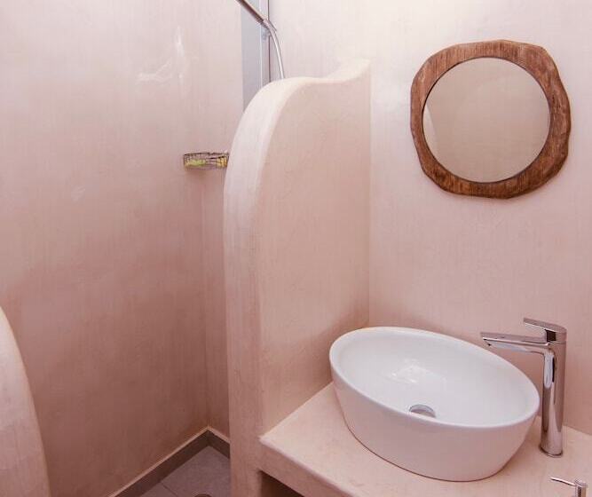 پانسیون Aeris Suites