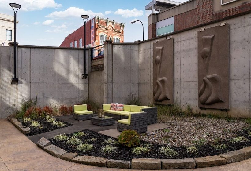 هتل Blutique, Akron, A Tribute Portfolio