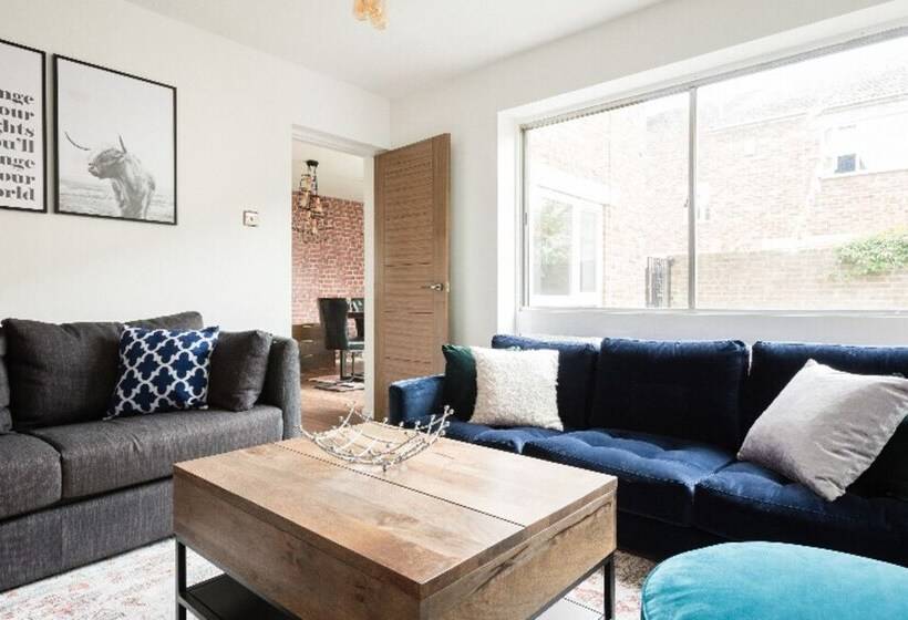 The Century Chalet Contemporary 2bdr Townhouse With Parking