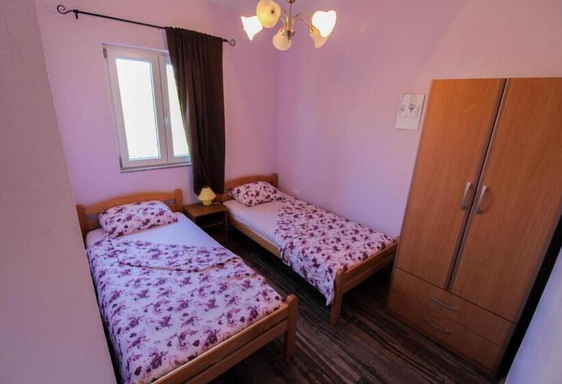Apartments Mladen
