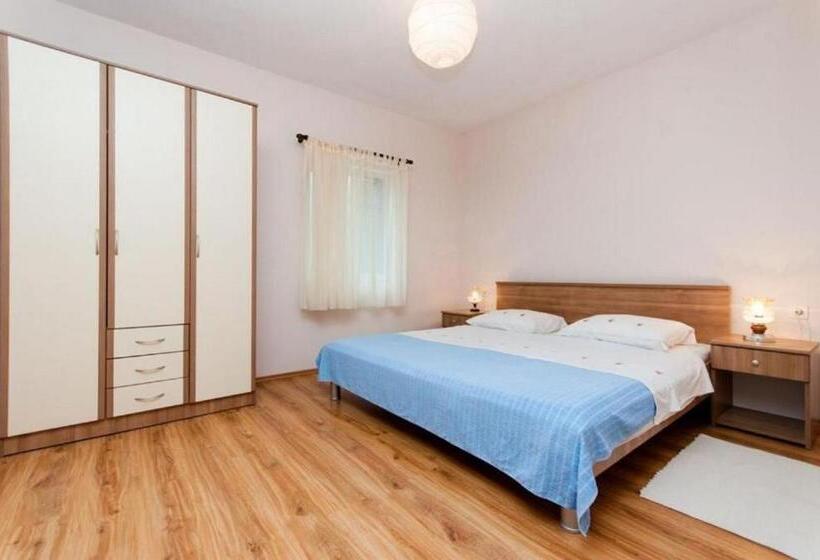 Apartments Mladen