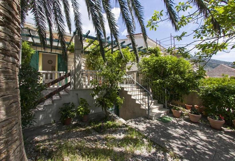 Apartments And Rooms Vojmir