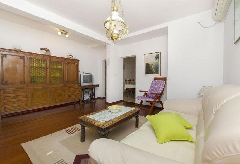 Apartments And Rooms Vojmir